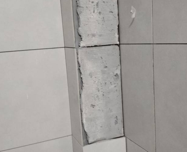 宜昌市瓷砖空鼓维修公司分享下瓷砖施工前基层浇水润湿程度不足，可能导致以下问题